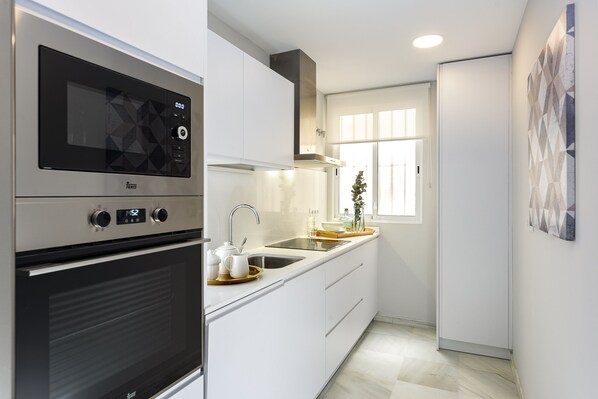 Appartement (3 Bedrooms) | Cuisine privée | Grand réfrigérateur, four, plaque de cuisson, lave-vaisselle