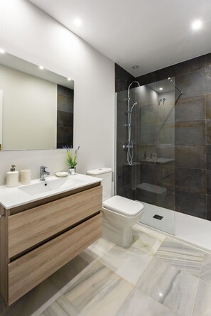 Apartment (3 Bedrooms) | Badezimmer | Badewanne und Dusche (separat), Komfortbadewanne, Haartrockner, Bidet
