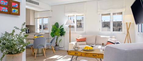 Lejlighed (1 Bedroom) | Opholdsområde | 32-tommers tv med kabelkanaler