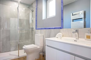 Apartment (1 Bedroom) | Bathroom