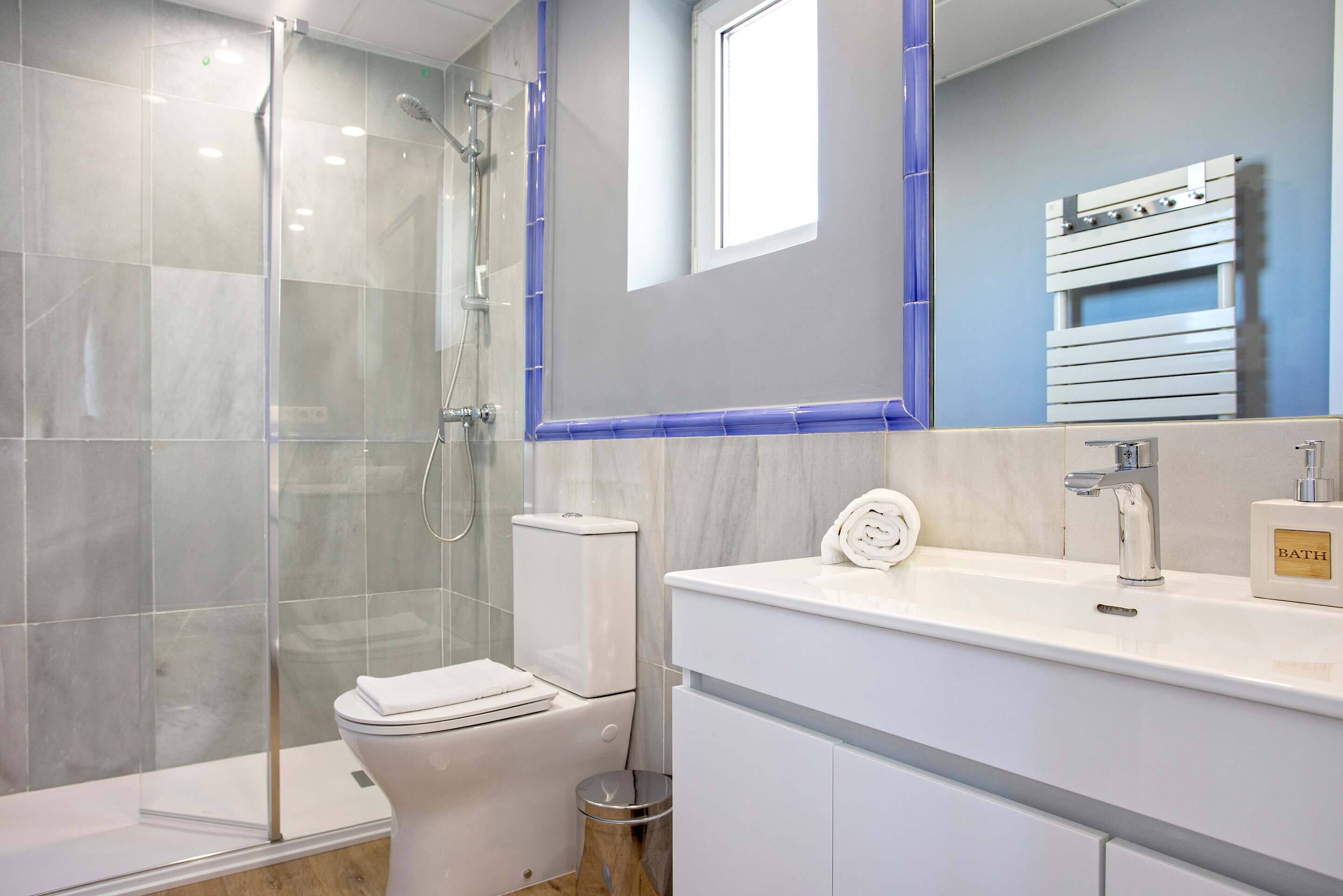 Apartment (1 Bedroom) | Bathroom | Bathtub, deep-soaking bathtub, hair dryer, towels