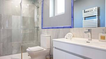 Apartment (1 Bedroom) | Bathroom | Bathtub, deep-soaking bathtub, hair dryer, towels