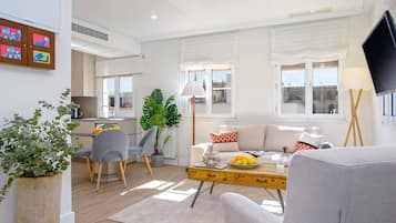 Appartement (1 Bedroom) | Woonruimte | Een 32-inch televisie met kabelzenders