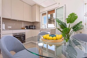 Appartement (1 Bedroom) | Cuisine privée | Grand réfrigérateur, micro-ondes, four, cafetière/bouilloire