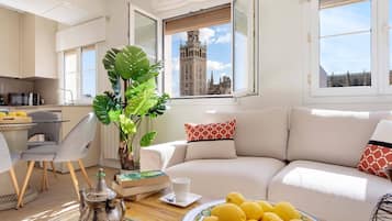 Appartement (1 Bedroom) | Woonkamer | Een 32-inch televisie met kabelzenders