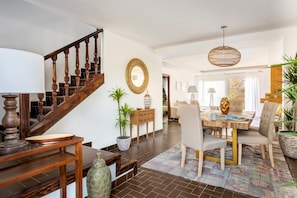 House (5 Bedrooms) | Living room | TV