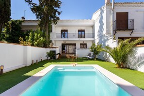 Piscine extérieure, chaises longues