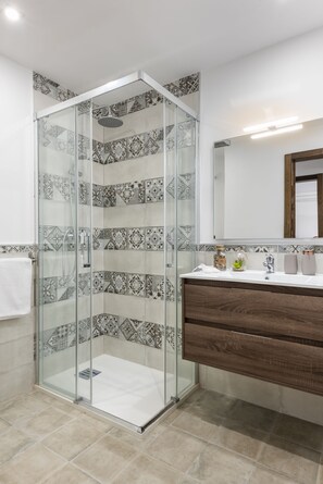 House (5 Bedrooms) | Bathroom - Genteel Home San Nicolas (Granada)