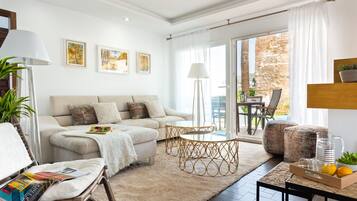 Rumah (5 Bedrooms) | Ruang keluarga | TV