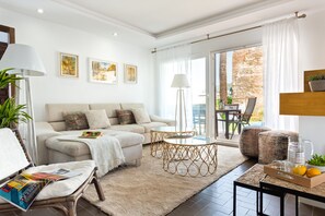 House (5 Bedrooms) | Living room | TV - Genteel Home San Nicolas (Granada)