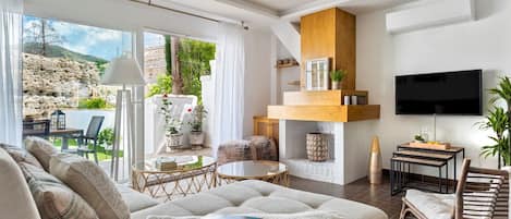 House (5 Bedrooms) | Living room | TV