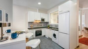 Apartment (2 Bedrooms) | Private kitchen | Full-size fridge, microwave, oven, stovetop