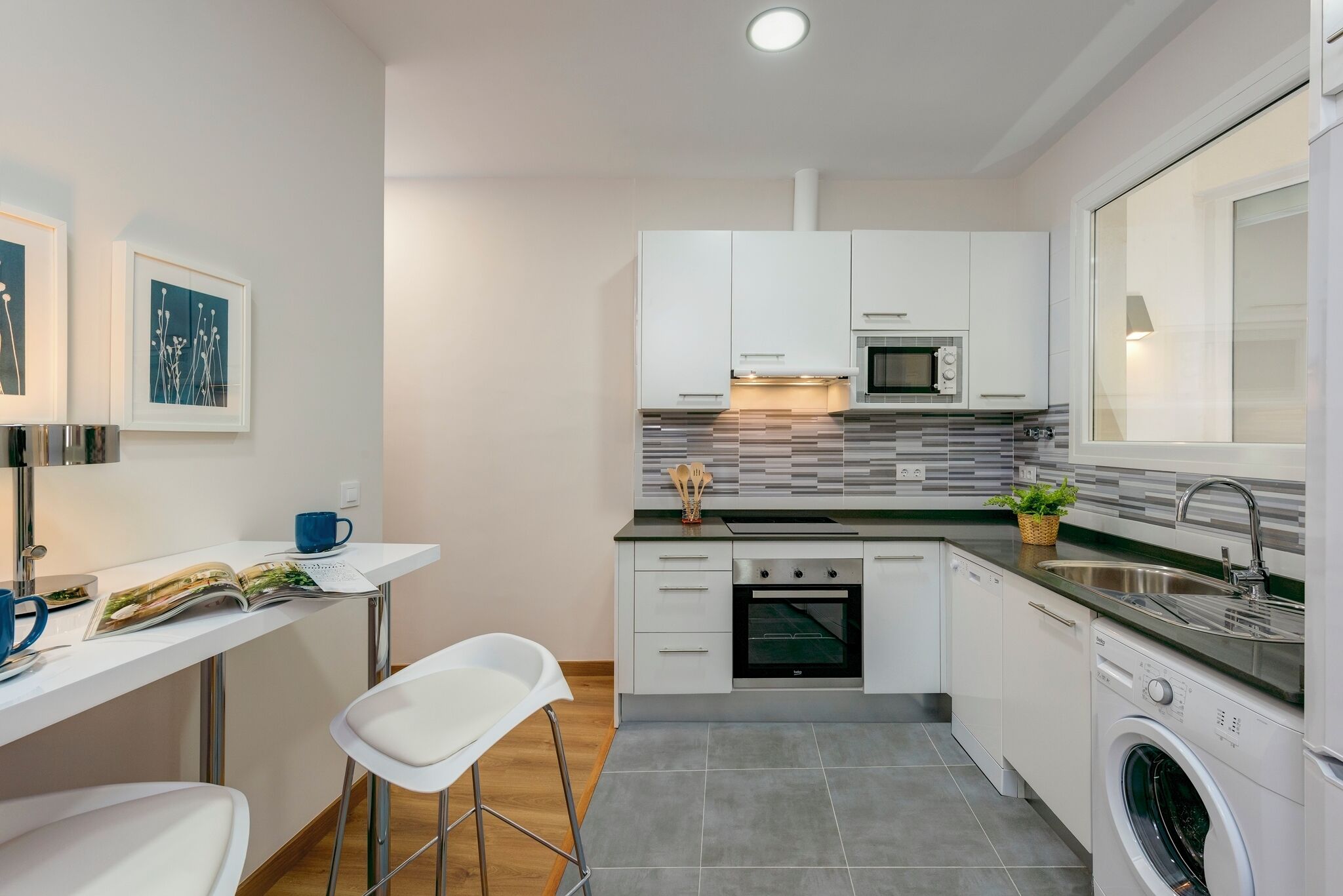 Appartement (2 Bedrooms) | Privékeuken | Een koelkast met diepvriezer, een microgolfoven, een oven, een kookplaat