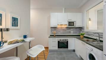 Appartement (2 Bedrooms) | Privékeuken | Een koelkast met diepvriezer, een microgolfoven, een oven, een kookplaat