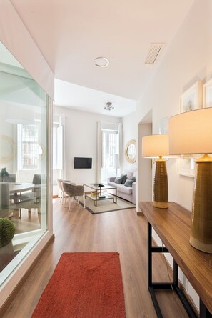 Apartment (2 Bedrooms) | Wohnbereich | 32-Zoll-Fernseher mit Kabelempfang