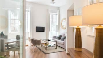 Apartment (2 Bedrooms) | Wohnbereich | 32-Zoll-Fernseher mit Kabelempfang