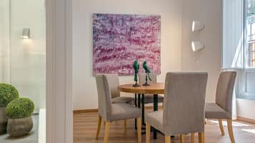 Appartement (2 Bedrooms) | Dineren op de kamer