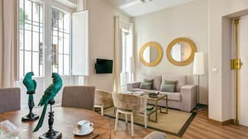 Appartement (2 Bedrooms) | Woonruimte | Een 32-inch televisie met kabelzenders