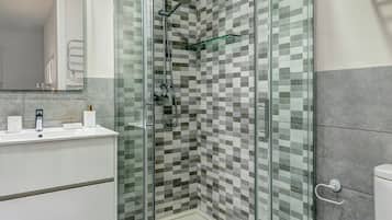 Apartment (2 Bedrooms) | Badezimmer | Dusche, Haartrockner, HandtĂŒcher, Seife