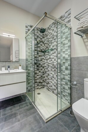 Apartment (2 Bedrooms) | Bathroom