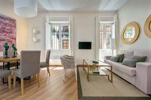 Apartment (2 Bedrooms) | Living area | 32-inch TV with cable channels - Genteel Home Conde de Ibarra III (Seville)