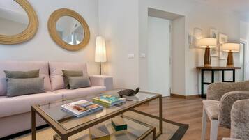 Appartement (2 Bedrooms) | Coin séjour | Télévision de 32 pouces avec chaßnes par cùble