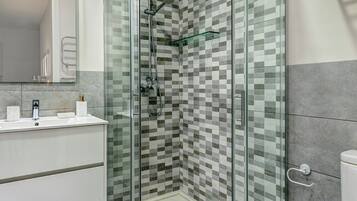 Appartement (2 Bedrooms) | Badkamer | Een douche, een haardroger, handdoeken, zeep