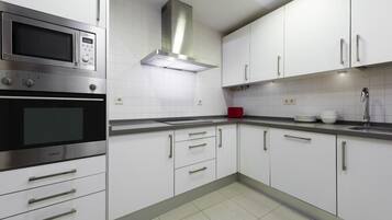 Apartment (2 Bedrooms) | Eigene Küche | Großer Kühlschrank, Mikrowelle, Ofen, Herdplatte