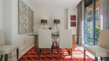 Apartment (2 Bedrooms) | Essbereich im Zimmer