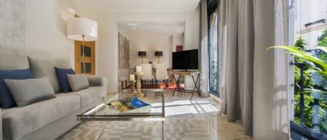 Apartamento (2 Bedrooms) | Área de estar | TV 32 polegadas com canais a cabo