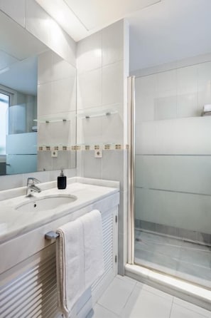 Apartment (2 Bedrooms) | Badezimmer | Dusche, Haartrockner, Handtücher