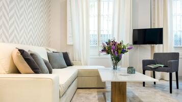 Leilighet (2 Bedrooms) | Oppholdsområde | En 32-tommers Flatskjerm-TV med kabel-kanaler samt TV