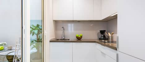 Apartment (2 Bedrooms) | Eigene Küche | Kühlschrank, Mikrowelle, Herdplatte, Wasserkocher mit Kaffee-/Teezubehör