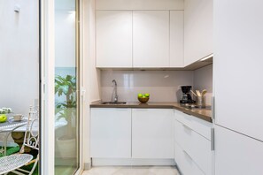 Lejlighed (2 Bedrooms) | Privat køkken | Køleskab, mikrobølgeovn, kogeplade, kaffe-/temaskine