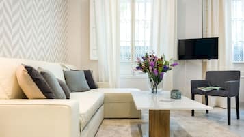 Appartement (2 Bedrooms) | Woonruimte | Een 32-inch flatscreentelevisie met kabelzenders en een televisie