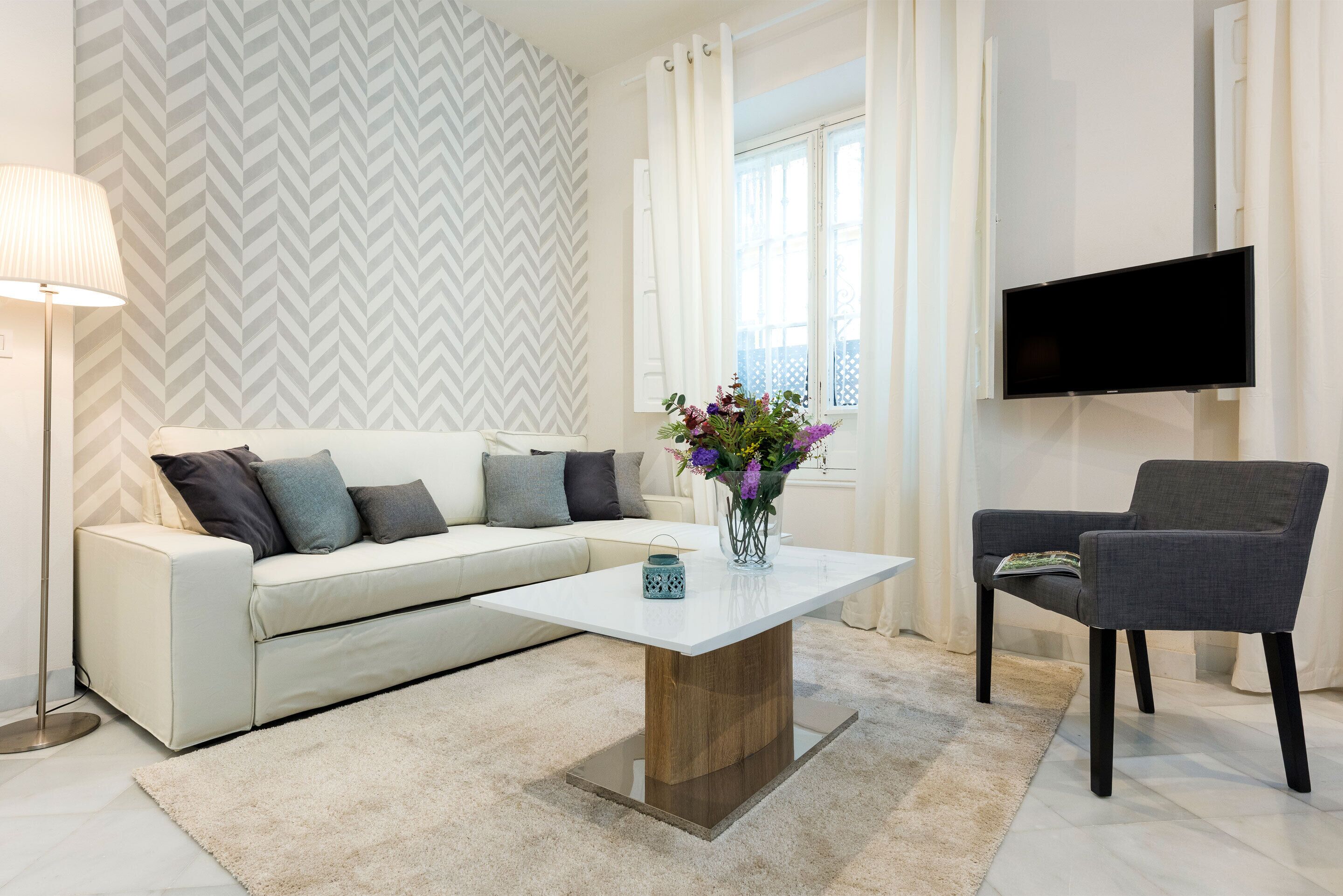 Leilighet (2 Bedrooms) | Oppholdsområde | En 32-tommers Flatskjerm-TV med kabel-kanaler samt TV