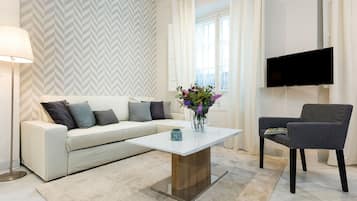 Leilighet (2 Bedrooms) | Oppholdsområde | En 32-tommers Flatskjerm-TV med kabel-kanaler samt TV