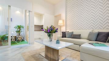 Leilighet (2 Bedrooms) | Oppholdsområde | En 32-tommers Flatskjerm-TV med kabel-kanaler samt TV