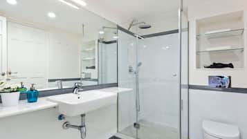 Appartement (2 Bedrooms) | Badkamer | Een douche, een haardroger, een bidet, handdoeken