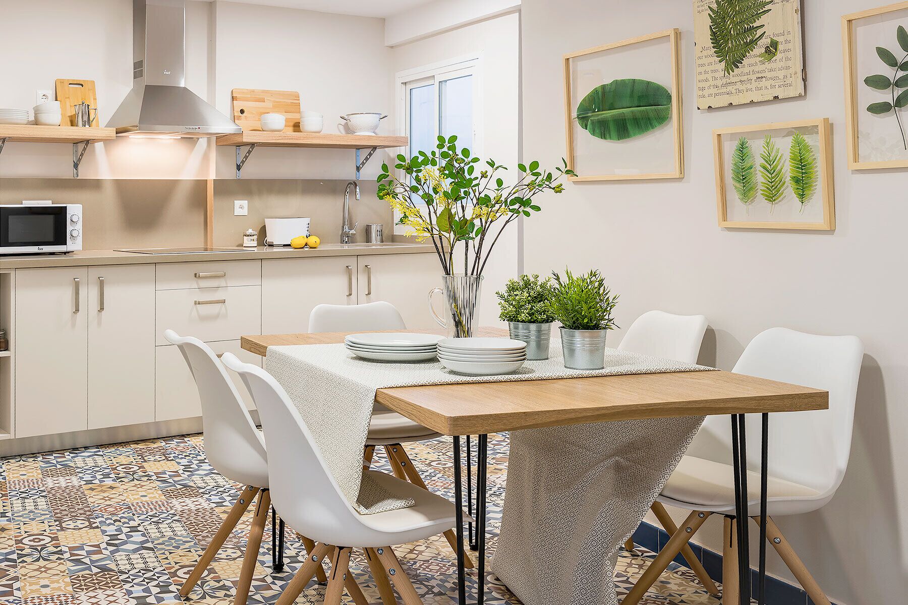 Huoneisto (3 Bedrooms) | Yksityinen keittiö | Täysikokoinen jääkaappi, mikroaaltouuni, liesi, kahvin-/teenkeitin