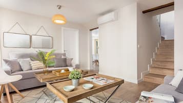 Appartamento (3 Bedrooms) | Area soggiorno | TV 32 pollici con canali via cavo