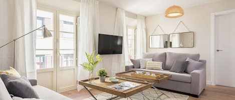 Apartment (3 Bedrooms) | Wohnbereich | 32-Zoll-Fernseher mit Kabelempfang