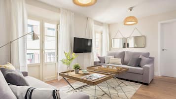 Appartamento (3 Bedrooms) | Area soggiorno | TV 32 pollici con canali via cavo