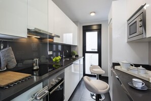 Apartment, 2 Bedrooms | Private kitchen | Full-size fridge, microwave, oven, dishwasher - Genteel Home Mateos Gago III (Seville)