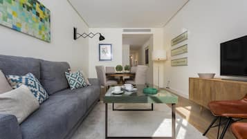 Apartamento, terraza | Sala de estar | Televisión de 32 pulgadas con canales por cable