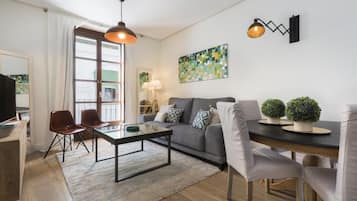 Appartement, terras | Woonkamer | Een 32-inch televisie met kabelzenders