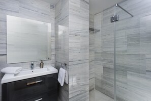 Apartment, Terrasse | Badezimmer | Dusche, Komfortbadewanne, Haartrockner, Handtücher