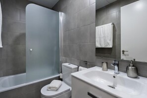 Apartment, Terrace | Bathroom | Shower, deep soaking tub, hair dryer, towels - Genteel Home Mateos Gago III (Seville)