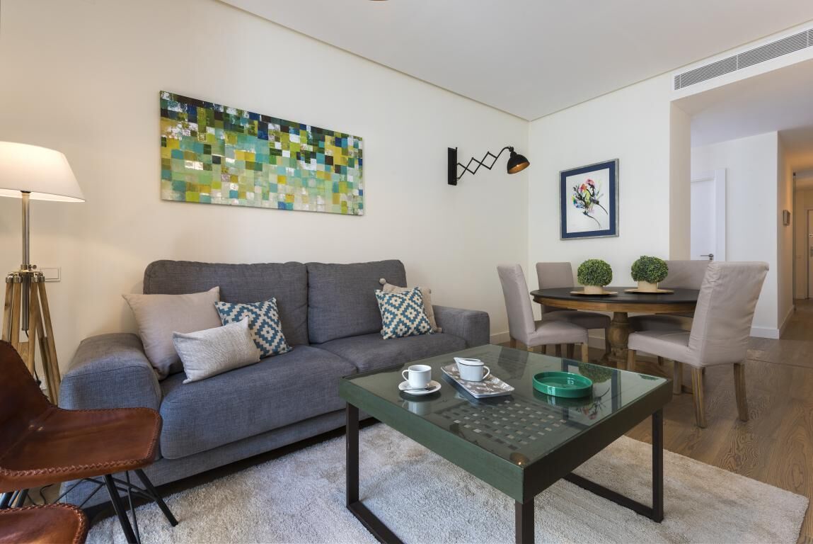 아파트, 테라스 | 거실 | 케이블 채널 시청이 가능한 32인치 TV