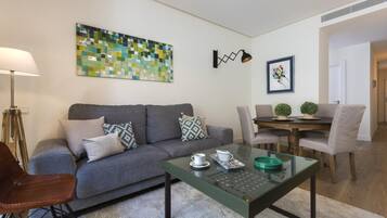 Leilighet, terrasse | Oppholdsrom | En 32-tommers TV med kabel-kanaler